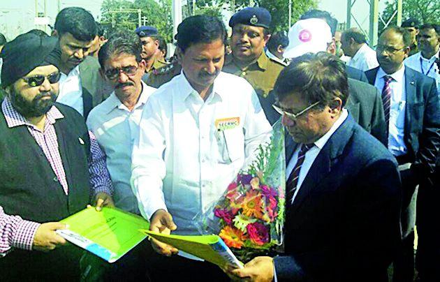 Railway General Manager conducted railway station survey | रेल्वे महाव्यवस्थापकांनी केली रेल्वे स्थानक पाहणी Railway General Manager conducted railway station survey | रेल्वे महाव्यवस्थापकांनी केली रेल्वे स्थानक पाहणी