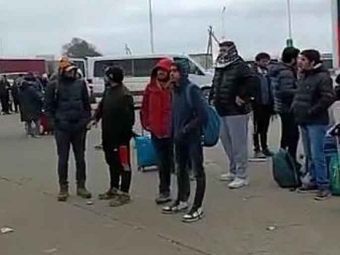 Four students stranded in Ukraine camp in Romania | युक्रेनमध्ये अडकलेले चार विद्यार्थी रोमानियाच्या शिबिरात Four students stranded in Ukraine camp in Romania | युक्रेनमध्ये अडकलेले चार विद्यार्थी रोमानियाच्या शिबिरात