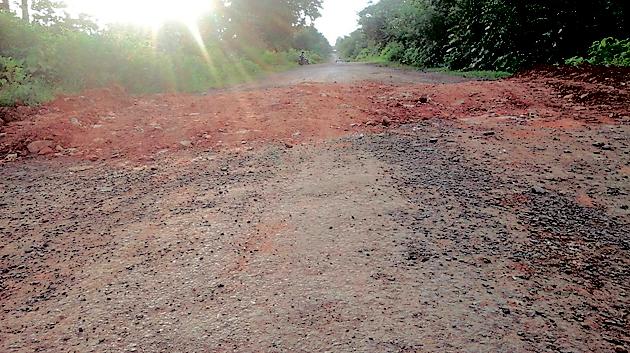  Aub! Two-and-a-half feet high speed resistant | अबब! अडीच फुट उंचीचे गतीरोधक