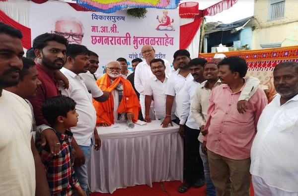 Bhujbal enters Shiv Sena | भुजबळ यांना शिवसेना प्रवेशासाठी विंचूरच्या कार्यकर्त्यांनी घातली गळ Bhujbal enters Shiv Sena | भुजबळ यांना शिवसेना प्रवेशासाठी विंचूरच्या कार्यकर्त्यांनी घातली गळ