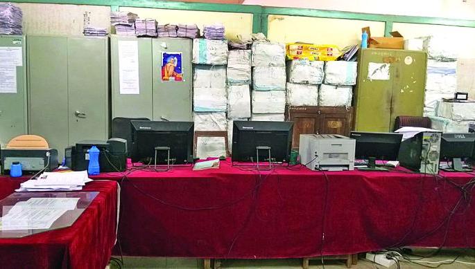 Sting Operation: Employee delay; Empty offices! | Sting Operation : कर्मचाऱ्यांना उशीर; कार्यालये रिकामीच! Sting Operation: Employee delay; Empty offices! | Sting Operation : कर्मचाऱ्यांना उशीर; कार्यालये रिकामीच!