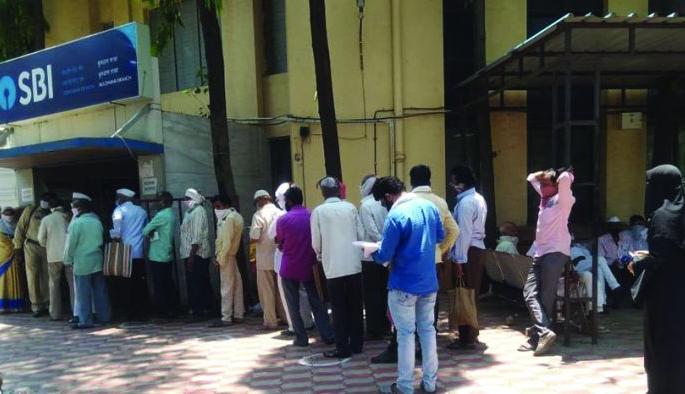 Banks have queues of customers due to lack of time | वेळ कमी असल्याने बॅंकांमध्ये लागतात ग्राहकांच्या रांगा