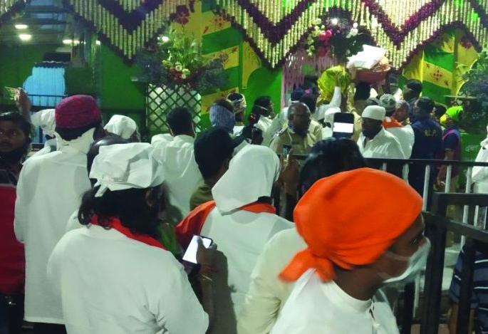 Crimes registered against 1011 persons for removing sandal | संदल काढल्याप्रकरणी १०११ जणांवर गुन्हे दाखल Crimes registered against 1011 persons for removing sandal | संदल काढल्याप्रकरणी १०११ जणांवर गुन्हे दाखल