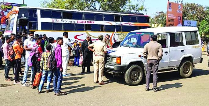 RTO action on private passenger bus | खासगी प्रवासी बसवर आरटीओची कारवाई