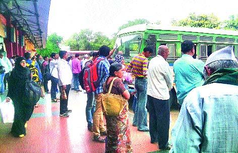 The base of ST bus to 80 percent of the railway passengers | ८० टक्के रेल्वे प्रवाशांना एसटी बसचा आधार The base of ST bus to 80 percent of the railway passengers | ८० टक्के रेल्वे प्रवाशांना एसटी बसचा आधार