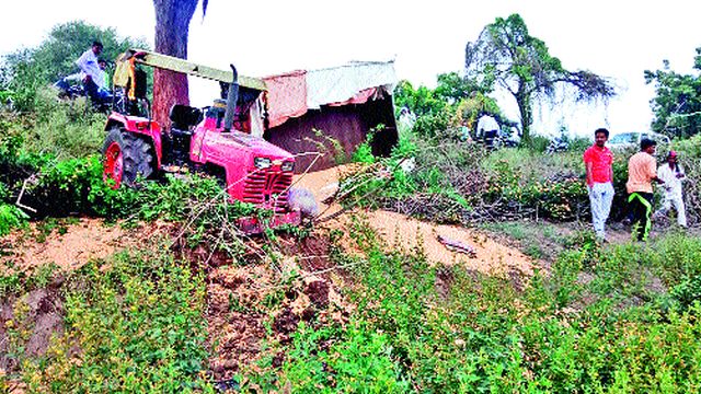The Makka trolley on the road of Sakura road has come down | साकोरा रस्त्यावर मका ट्रॉली उलटली The Makka trolley on the road of Sakura road has come down | साकोरा रस्त्यावर मका ट्रॉली उलटली