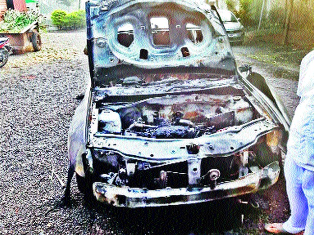 Shortcircuit and drive | शॉर्टसर्किट होऊन गाडी खाक Shortcircuit and drive | शॉर्टसर्किट होऊन गाडी खाक