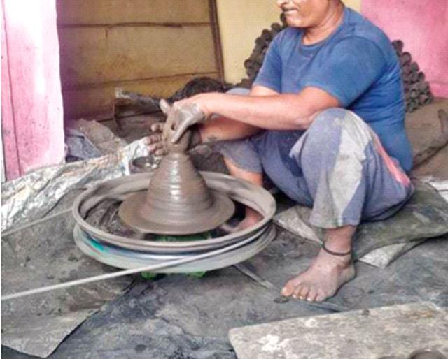The pace of making sugade on the backdrop of Sankranti | संक्रांतीच्या पार्श्वभूमीवर सुगडे बनविण्याला वेग