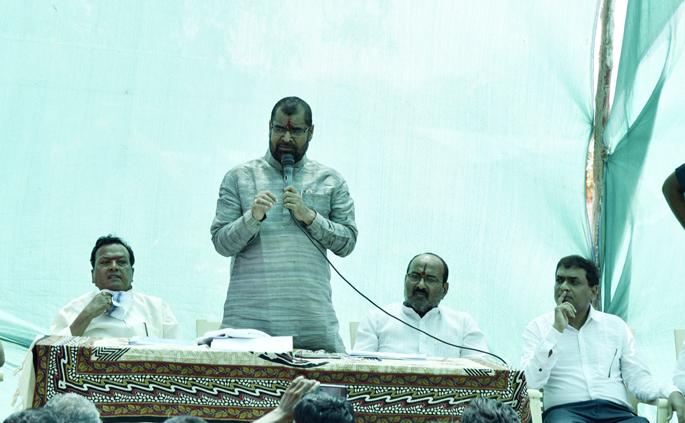 Work sensitively in drought and scarcity conditions: Sadabhau Khot | दुष्काळ व टंचाई स्थितीत संवेदनशीलतेने काम करा : सदाभाऊ खोत Work sensitively in drought and scarcity conditions: Sadabhau Khot | दुष्काळ व टंचाई स्थितीत संवेदनशीलतेने काम करा : सदाभाऊ खोत