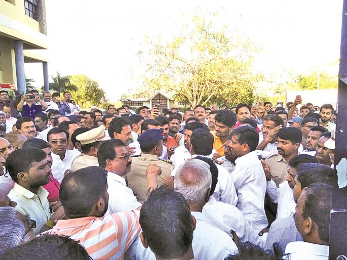 Chikhli MLA, Rahul Bondre arrested along with the activists | चिखलीचे आमदार राहुल बोंद्रेंना कार्यकर्त्यांसह अटक