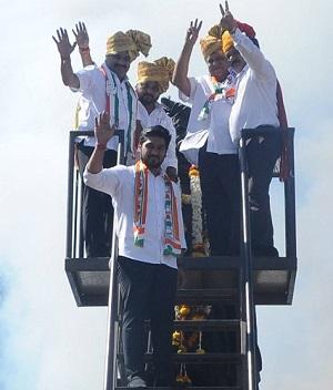 The pending question will be resolved, three ministers testified at the historic Dussehra Chowk | प्रलंबीत प्रश्न तडीस नेणार, तिन्ही मंत्र्यांनी ऐतिहासिक दसरा चौकात ग्वाही