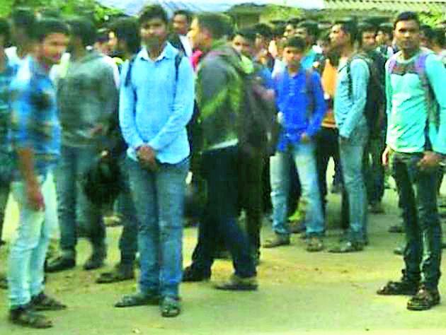 District collector beaten | जिल्हाधिकारी कार्यालयावर धडक District collector beaten | जिल्हाधिकारी कार्यालयावर धडक