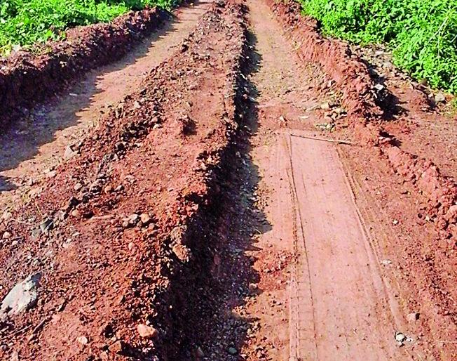 Four months, the tarpaulin was broken | चार महिन्यांत डांबर उखडले Four months, the tarpaulin was broken | चार महिन्यांत डांबर उखडले