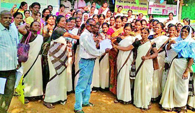 Asha group workers' protest movement | आशा गटप्रर्वतकांचे धरणे आंदोलन Asha group workers' protest movement | आशा गटप्रर्वतकांचे धरणे आंदोलन