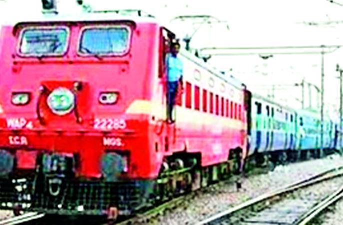 It is difficult for ordinary people to pay their last respects to their relatives | नातेवाईकांचे अंतिम दर्शन घेणेही सामान्यांना कठीण It is difficult for ordinary people to pay their last respects to their relatives | नातेवाईकांचे अंतिम दर्शन घेणेही सामान्यांना कठीण