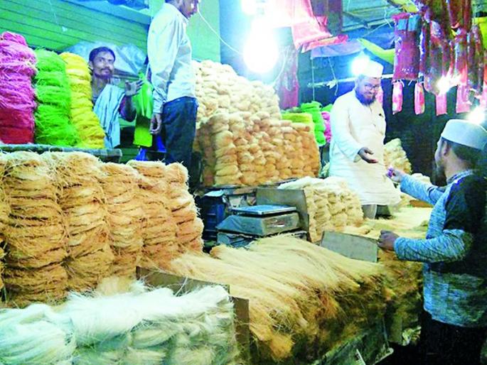The rumored market rises in the crowd | रमजाननिमित्त बाजारपेठेत गर्दी वाढली The rumored market rises in the crowd | रमजाननिमित्त बाजारपेठेत गर्दी वाढली
