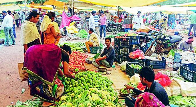 Kwadimol market price for farmers' goods | शेतकऱ्यांच्या मालाला कवडीमोल बाजारभाव Kwadimol market price for farmers' goods | शेतकऱ्यांच्या मालाला कवडीमोल बाजारभाव