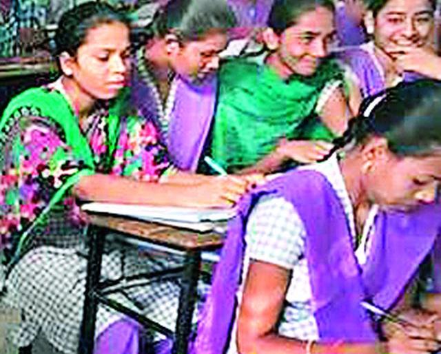 Tribal students' economic clout | आदिवासी विद्यार्थ्यांची आर्थिक कोंडी