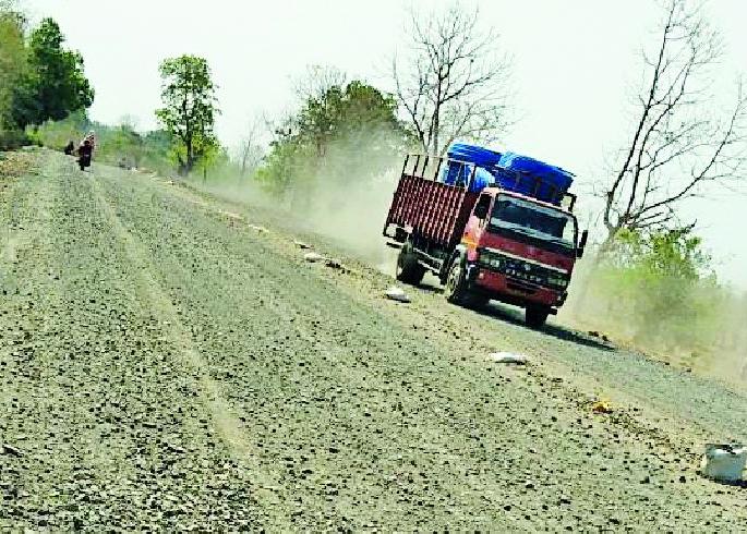 Invitation to Chimur-Varora road accident | चिमूर-वरोरा रस्ता अपघाताला आमंत्रण