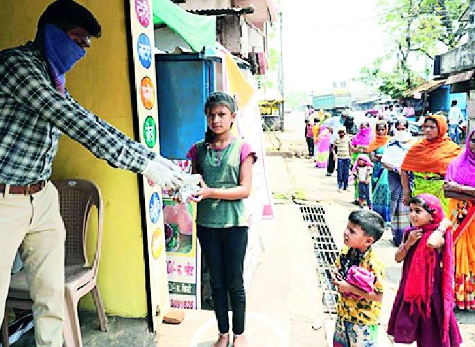 Shiv Bhojan is providing support to thousands of the poor | शिवभोजन थाळी देत आहे हजारो निराश्रितांना आधार Shiv Bhojan is providing support to thousands of the poor | शिवभोजन थाळी देत आहे हजारो निराश्रितांना आधार