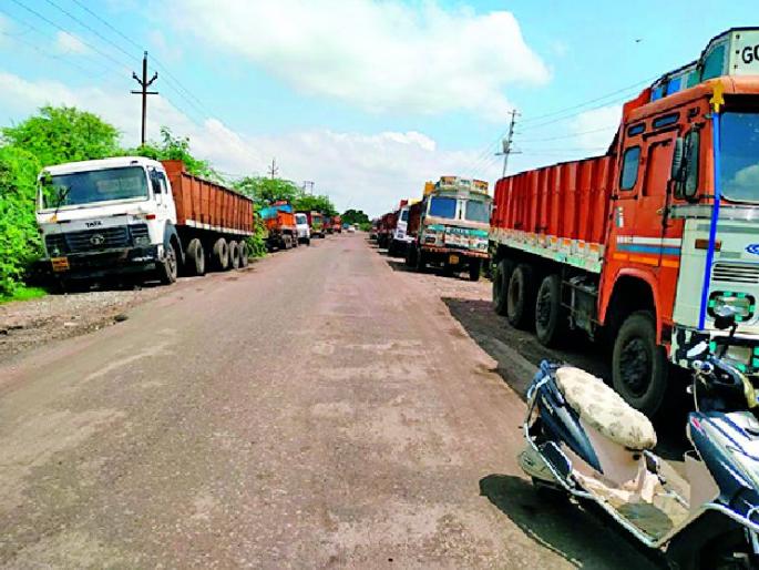 The next day, the Vekoli mine was closed | दुसऱ्या दिवशीही वेकोलि खाणीत कडकडीत बंद The next day, the Vekoli mine was closed | दुसऱ्या दिवशीही वेकोलि खाणीत कडकडीत बंद