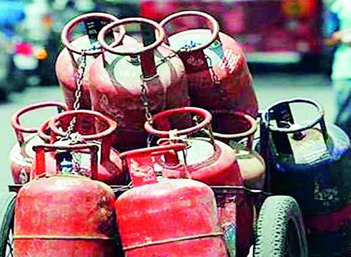 Why light a stove in a flat; Gas rose by Rs 25 again | फ्लॅटमध्ये पेटवायच्या का चुली; गॅस पुन्हा 25 रुपयांनी महागला