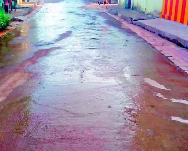 Leakage from the pipeline | पाईपलाईनमधून गळती