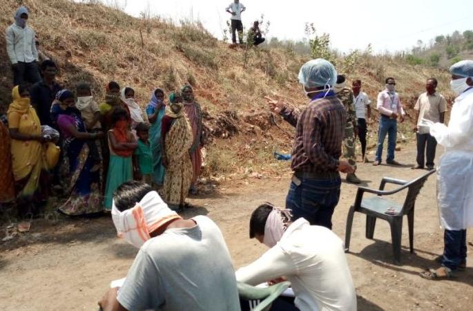 Leaving the laborers at the gate, the Chandrapur district administration became free | ५०० मजुरांना वेशीवर सोडून चंद्रपूर जिल्हा प्रशासन झाले मोकळे Leaving the laborers at the gate, the Chandrapur district administration became free | ५०० मजुरांना वेशीवर सोडून चंद्रपूर जिल्हा प्रशासन झाले मोकळे