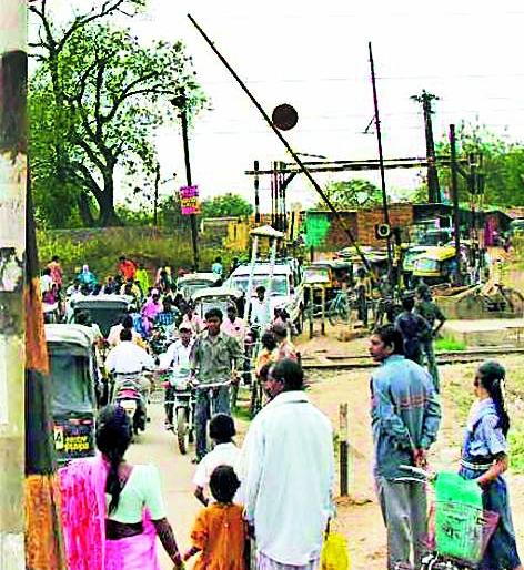 Unmanned railway crossing is dangerous | मानवरहित रेल्वे क्रॉसिंग धोकादायक