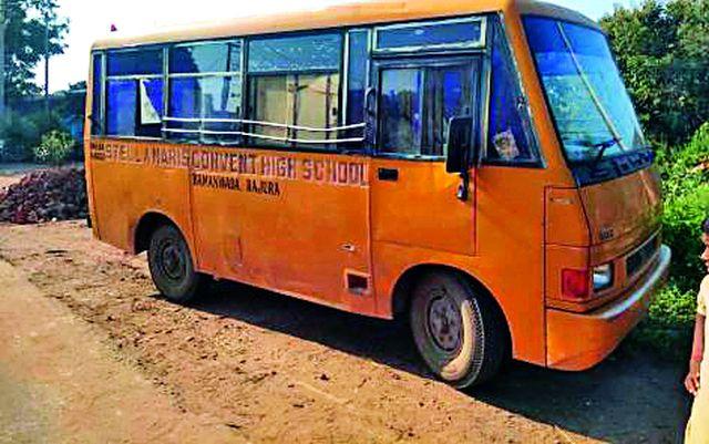 Stella Morris convinced the chancellor crashed | स्टेला मॉरिस कॉन्व्हेंटच्या बसने चौकीदाराला चिरडले Stella Morris convinced the chancellor crashed | स्टेला मॉरिस कॉन्व्हेंटच्या बसने चौकीदाराला चिरडले