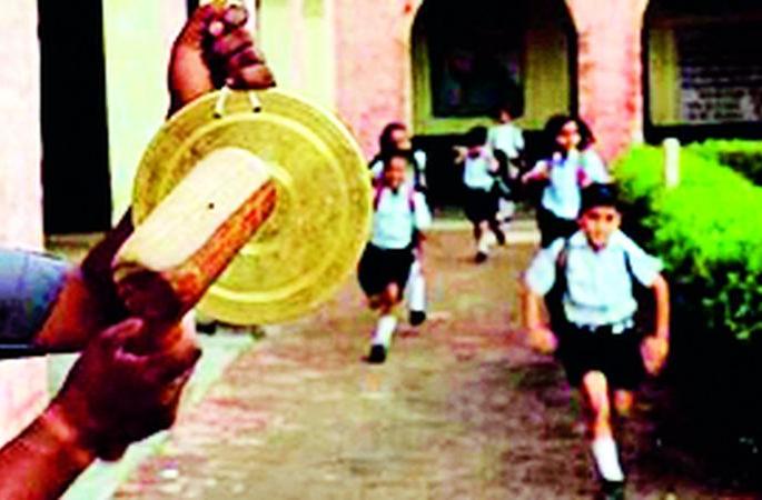 Two thousand bells will ring in schools from today | दोन हजारांवर शाळांमध्ये वाजणार आजपासून घंटा Two thousand bells will ring in schools from today | दोन हजारांवर शाळांमध्ये वाजणार आजपासून घंटा