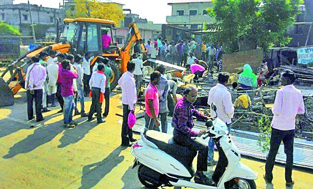 Child encroach deleted | चिमुरातील अतिक्रमण हटविले Child encroach deleted | चिमुरातील अतिक्रमण हटविले