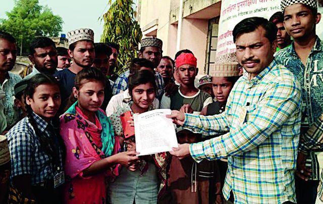 Muslim community in Korpana | कोरपना येथे मुस्लीम समाजाचे धरणे Muslim community in Korpana | कोरपना येथे मुस्लीम समाजाचे धरणे