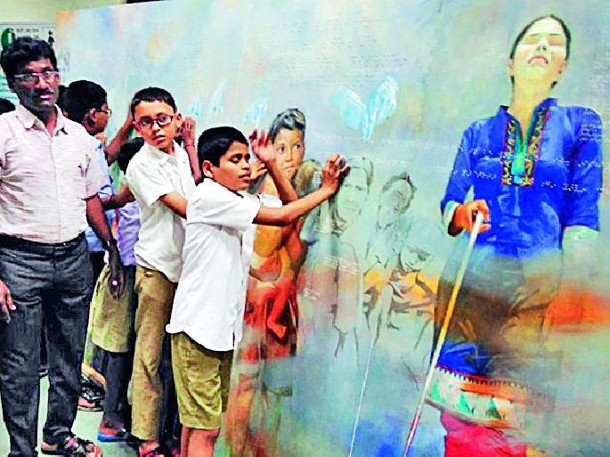 Intriguing pictures drawn by students with disabilities | दिव्यांग विद्यार्थ्यांनी रेखाटली विलोभनीय चित्रे