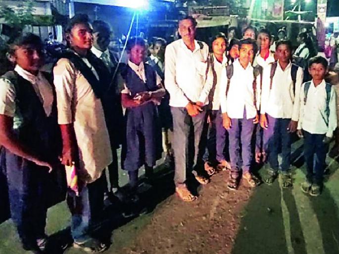 And the students hang out every day until eight o'clock | अन् विद्यार्थी दररोज आठ वाजेपर्यंत ताटकळतात And the students hang out every day until eight o'clock | अन् विद्यार्थी दररोज आठ वाजेपर्यंत ताटकळतात