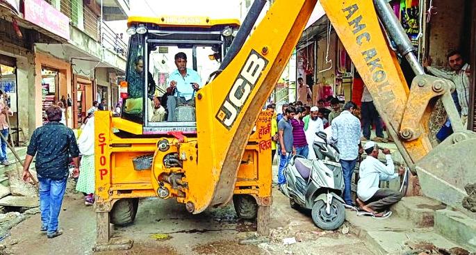 Encroachment removed in Akola | काला चबुतरा, इंदौर गल्लीतील अतिक्रमणाचा सफाया Encroachment removed in Akola | काला चबुतरा, इंदौर गल्लीतील अतिक्रमणाचा सफाया