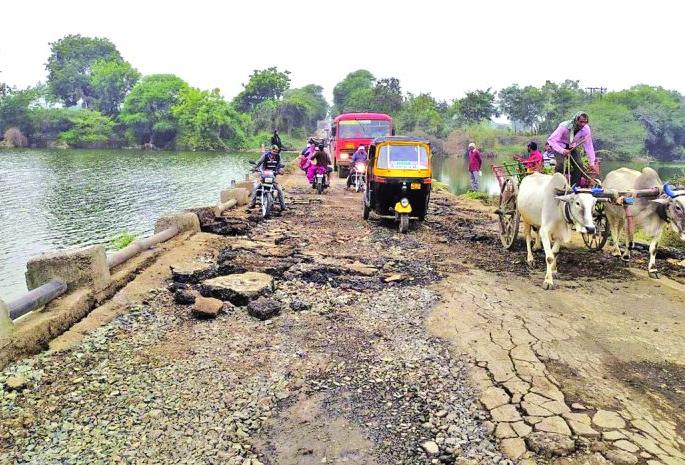 British bridge over Akot-Shegaon route becomes dangerous | अकोट-शेगाव मार्गावरील ब्रिटिशकालीन पूल बनला धोकादायक British bridge over Akot-Shegaon route becomes dangerous | अकोट-शेगाव मार्गावरील ब्रिटिशकालीन पूल बनला धोकादायक