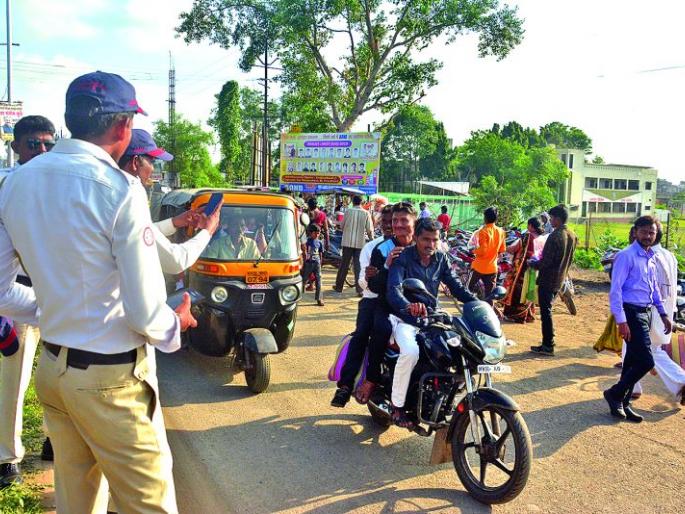 The new motar vehicle law is not yet circular | नवीन मोटर वाहन कायद्याचे अद्याप परिपत्रक नाही The new motar vehicle law is not yet circular | नवीन मोटर वाहन कायद्याचे अद्याप परिपत्रक नाही