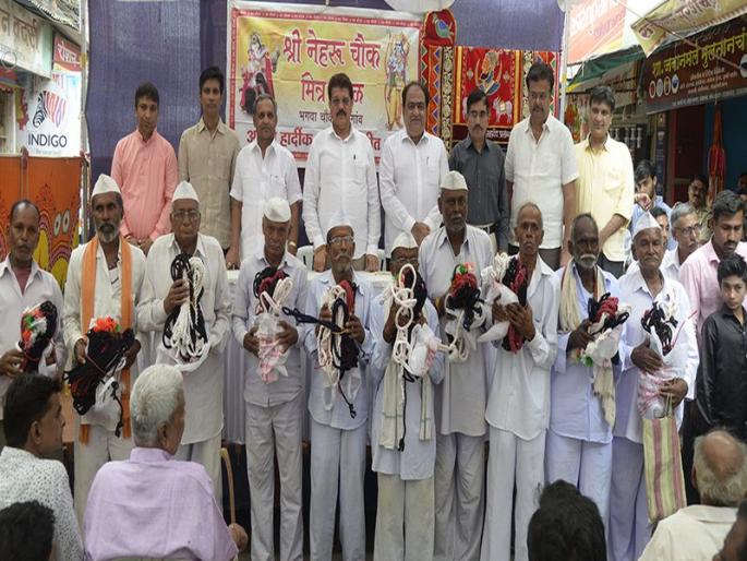 in Jalgaon farmar glad | जळगावात सर्जा राजाचा साज मिळल्याने बळीराजा सुखावला in Jalgaon farmar glad | जळगावात सर्जा राजाचा साज मिळल्याने बळीराजा सुखावला