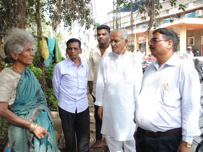 Sangli: ... responsibility for the old age of Kupwad's old age: the impact of Lokmat | सांगली : ...त्या वृद्धेची कुपवाडच्या वृद्धाश्रमाने घेतली जबाबदारी : लोकमतचा प्रभाव Sangli: ... responsibility for the old age of Kupwad's old age: the impact of Lokmat | सांगली : ...त्या वृद्धेची कुपवाडच्या वृद्धाश्रमाने घेतली जबाबदारी : लोकमतचा प्रभाव