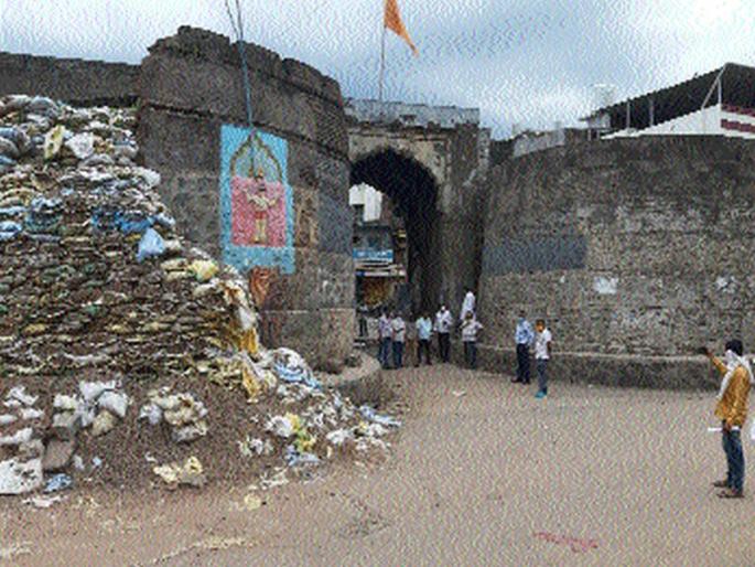 The stone door now belongs to the municipality | दगडी दरवाजा आता पालिकेकडे The stone door now belongs to the municipality | दगडी दरवाजा आता पालिकेकडे