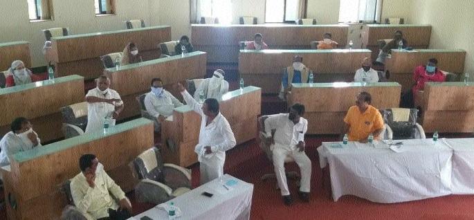 Anger from corporators of both groups over the work of the navy | जलवाहिनीच्या कामाबाबत दोन्ही गटाच्या नगरसेवकांकडून संताप Anger from corporators of both groups over the work of the navy | जलवाहिनीच्या कामाबाबत दोन्ही गटाच्या नगरसेवकांकडून संताप