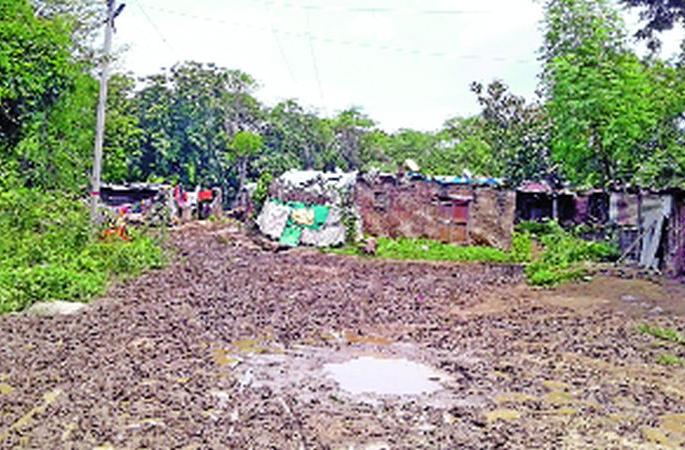 Gulabwadi became 'Chikhalwadi' | गुलाबवाडी झाली ‘चिखलवाडी’ Gulabwadi became 'Chikhalwadi' | गुलाबवाडी झाली ‘चिखलवाडी’