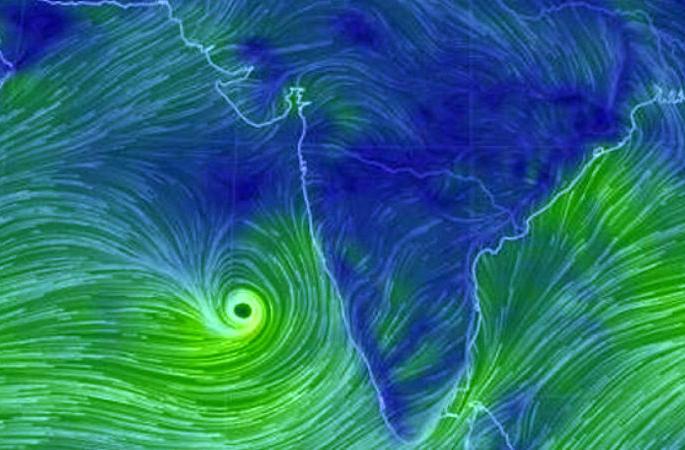 Hurricane crisis looms over Dhule district | धुळे जिल्ह्यावर घोंगावतेय चक्रीवादळाचे संकट Hurricane crisis looms over Dhule district | धुळे जिल्ह्यावर घोंगावतेय चक्रीवादळाचे संकट