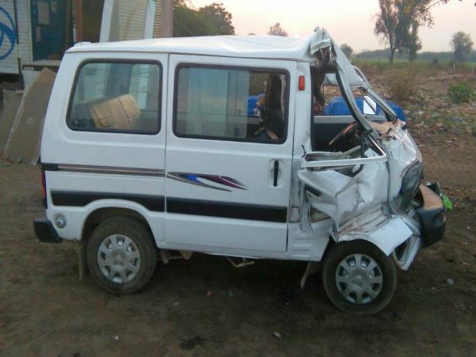 Accidents, accidents, and bones that went to Rajasthan, three were injured | राजस्थानकडे जाणााºया वºहाडीच्या व्हॅनला अपघात, ३ जखमी Accidents, accidents, and bones that went to Rajasthan, three were injured | राजस्थानकडे जाणााºया वºहाडीच्या व्हॅनला अपघात, ३ जखमी