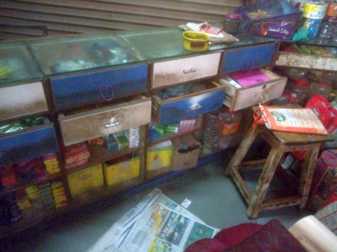 The Ravi-oil grocery store was opened in Shindkhed | शिंदखेड्यात रवी आॅइल किराणा दुकान फोडले The Ravi-oil grocery store was opened in Shindkhed | शिंदखेड्यात रवी आॅइल किराणा दुकान फोडले