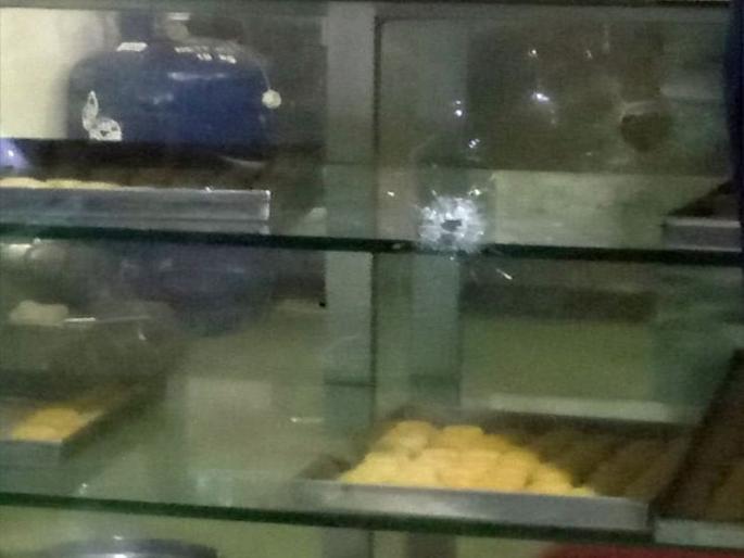 Smash the dairies by firing in Dhule | धुळ्यात गोळीबार करून डेअरीतून लूट Smash the dairies by firing in Dhule | धुळ्यात गोळीबार करून डेअरीतून लूट