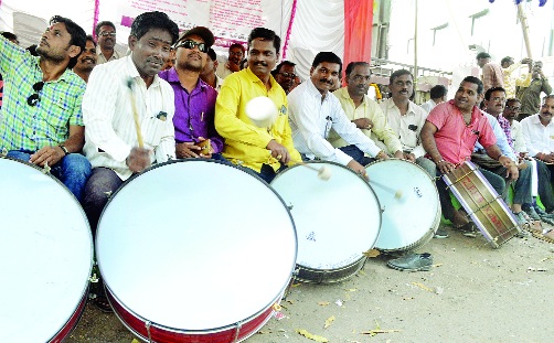 Teachers dumped the Zilla Parishad | शिक्षकांनी जिल्हा परिषदेसमोर वाजविला ढोल Teachers dumped the Zilla Parishad | शिक्षकांनी जिल्हा परिषदेसमोर वाजविला ढोल