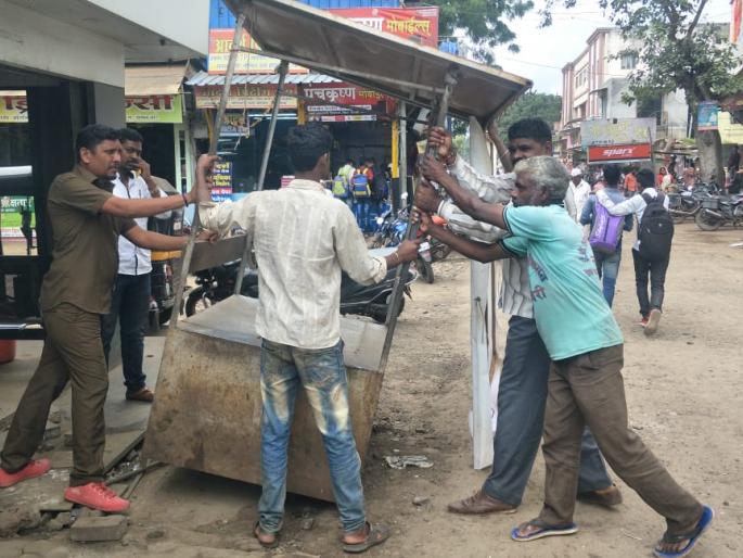 Extreme gem eradication campaign in Dindori city | दिंडोरी शहरात अतिक्र मण निर्मूलन मोहीम Extreme gem eradication campaign in Dindori city | दिंडोरी शहरात अतिक्र मण निर्मूलन मोहीम