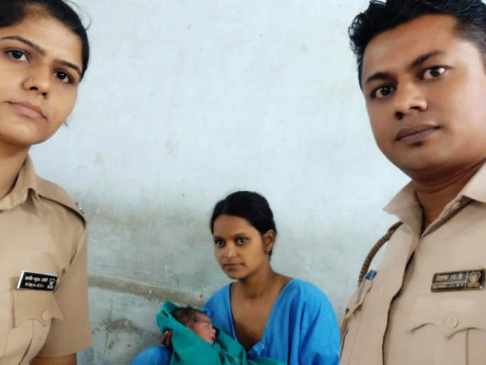 In a crowded Dombivli pregnant mother gave birth to the child | गर्दीच्या रेटारेटीत डोंबिवलीत गरोदर मातेने दिला मुलाला जन्म In a crowded Dombivli pregnant mother gave birth to the child | गर्दीच्या रेटारेटीत डोंबिवलीत गरोदर मातेने दिला मुलाला जन्म